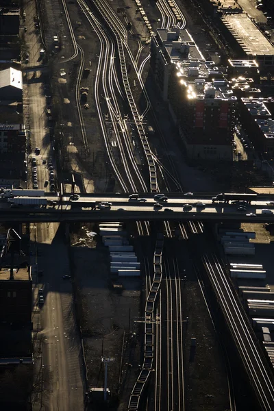 Järnvägsspåren och motorväg. — Stockfoto
