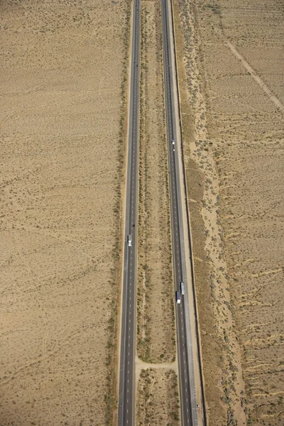 在沙漠中的州际公路. — 图库照片