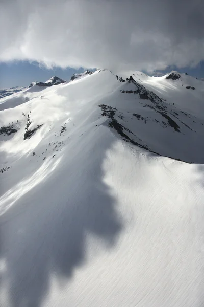 Snöig bergstopp. — Stockfoto