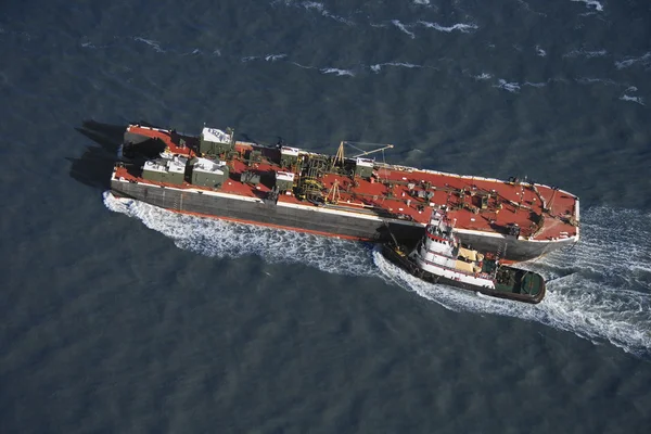 Tugboat pushing ship. — Stock Photo, Image