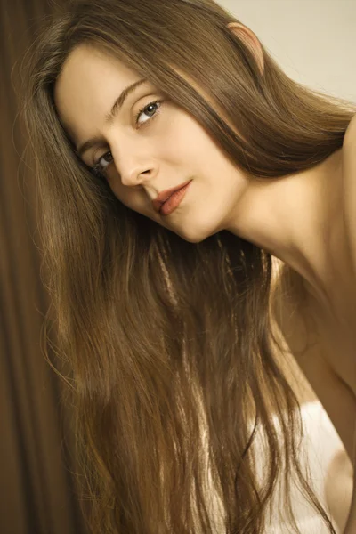 Mulher com cabelo comprido. — Fotografia de Stock