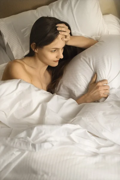 Kvinna i sängen. — Stockfoto