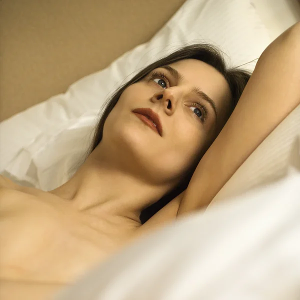 リラックスした裸の女性. — ストック写真