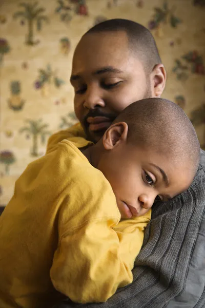 Kochający ojciec trzymający syna — Zdjęcie stockowe