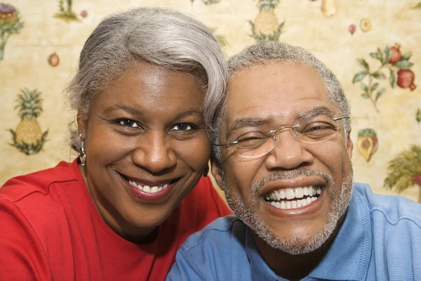 Älteres Paar lächelt. — Stockfoto