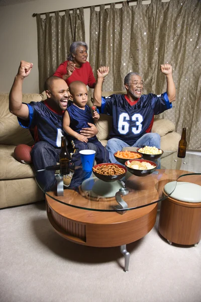 Familie kijken naar sport. — Stockfoto