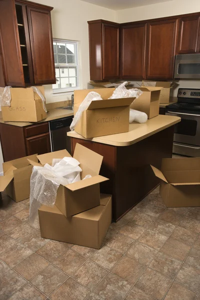 Flytta lådor i köket. — Stockfoto