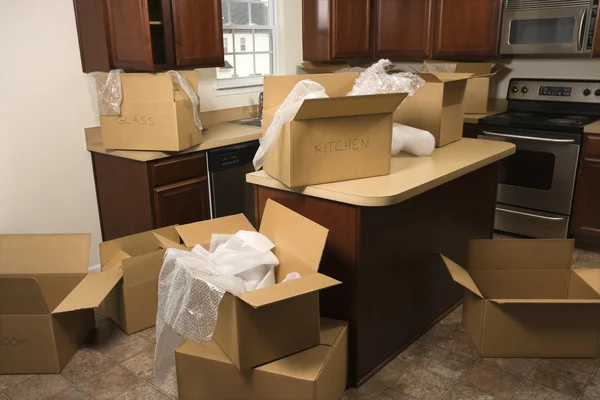 Moving boxes in kitchen. — Stock Photo, Image