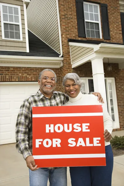 Couple selling house. — Stock Photo, Image