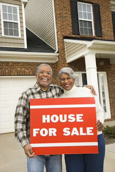 Pareja vendiendo casa. — Foto de Stock