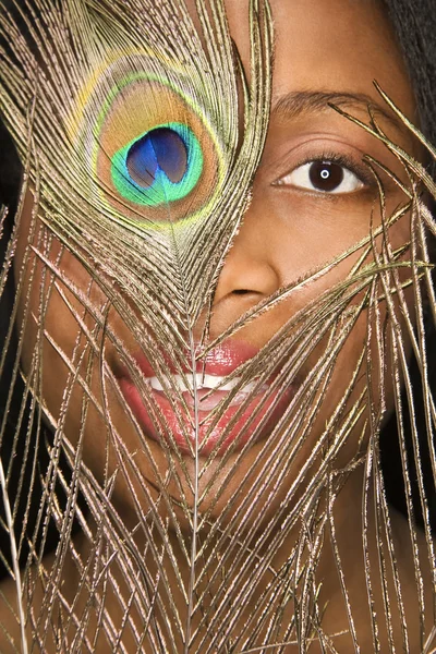 Mujer con pluma de pavo real . —  Fotos de Stock