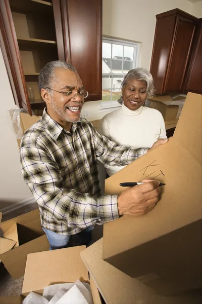 Mature couple relocating. — Stock Photo, Image