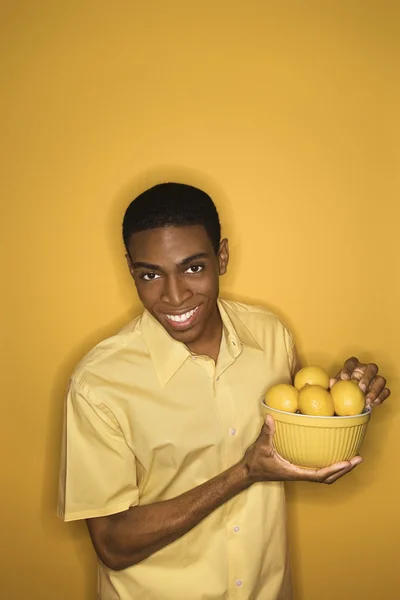 Mann hält Zitronen in der Hand. — Stockfoto