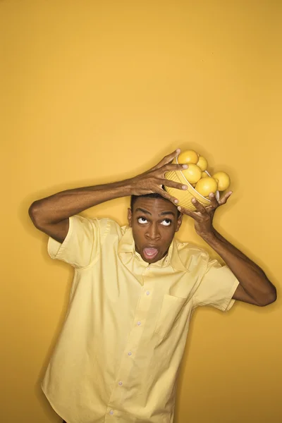 Mann lässt Zitronen fallen. — Stockfoto