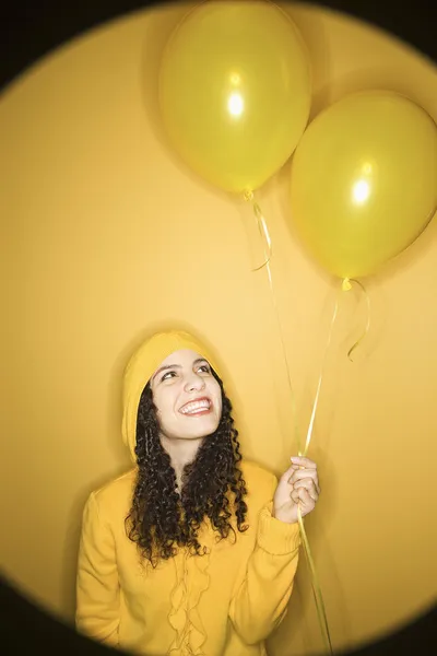 Kvinna innehav ballonger. — Stockfoto
