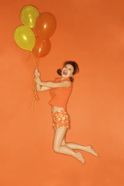 Balonlar tarafından kaldırdı kadın. — Stok fotoğraf