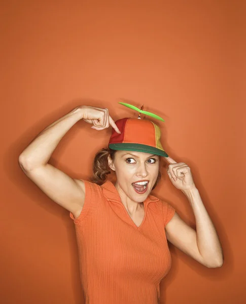 Nő visel ostoba kalap. — Stock Fotó