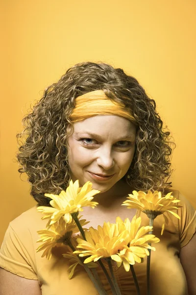 Женщина с цветами . — стоковое фото