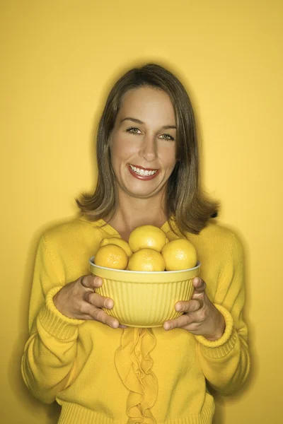 Mujer sosteniendo limones . —  Fotos de Stock