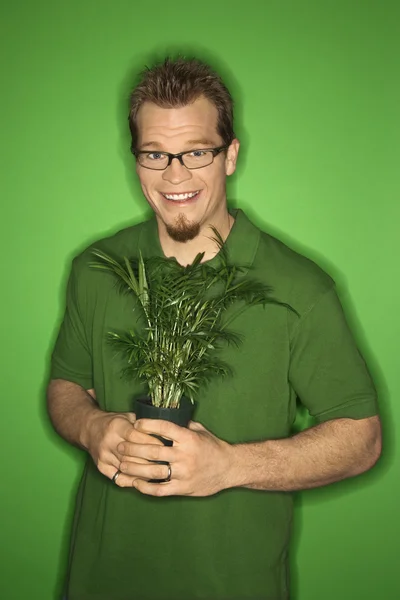 Muž hospodářství rostlina. — Stock fotografie