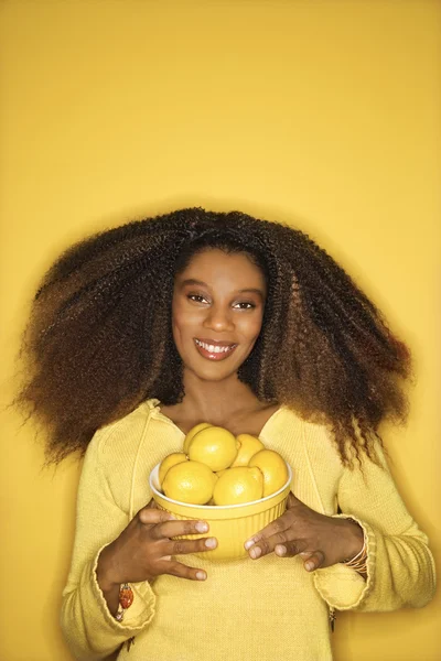 Kvinna anläggning citroner. — Stockfoto