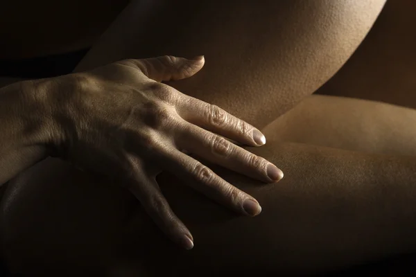 Женская рука на бедре . — стоковое фото