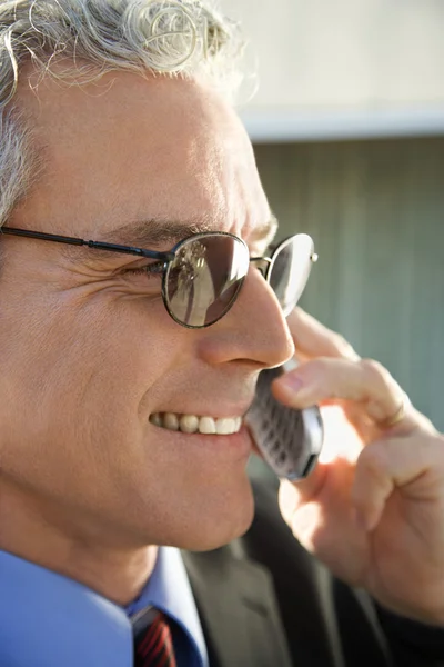 Zakenman op mobiel. — Stockfoto