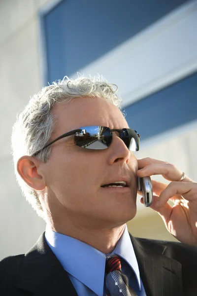 Zakenman aan het praten op mobiele telefoon. — Stockfoto