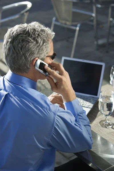 Empresario trabajando fuera . — Foto de Stock