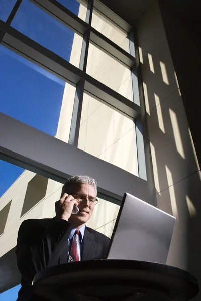 Hombre de negocios con ordenador portátil. — Foto de Stock