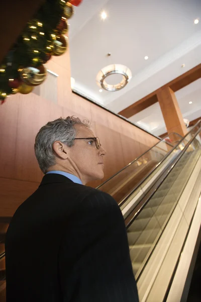 Homme d'affaires sur escalator . — Photo