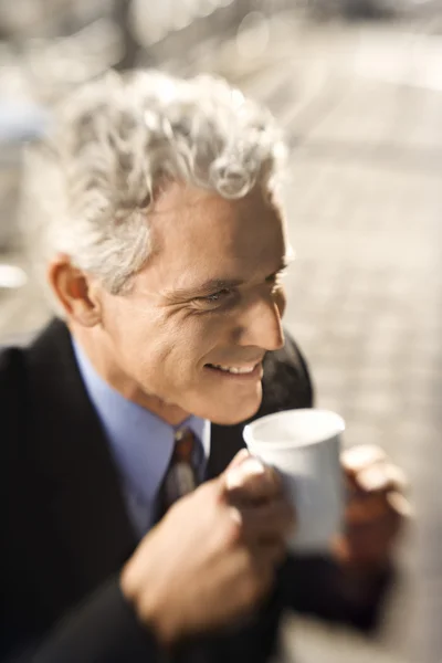 Geschäftsmann trinkt Kaffee. — Stockfoto
