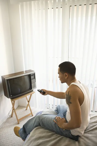 Mladý muž otočil v televizi — Stock fotografie