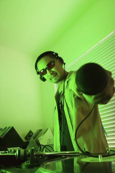 Masculino DJ segurando microfone . — Fotografia de Stock