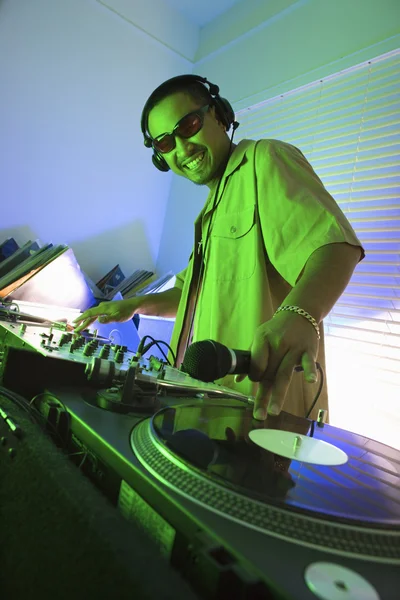 Masculino DJ com a mão gravada . — Fotografia de Stock