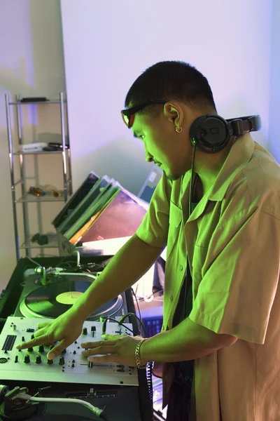 Masculino DJ tocando música . — Fotografia de Stock