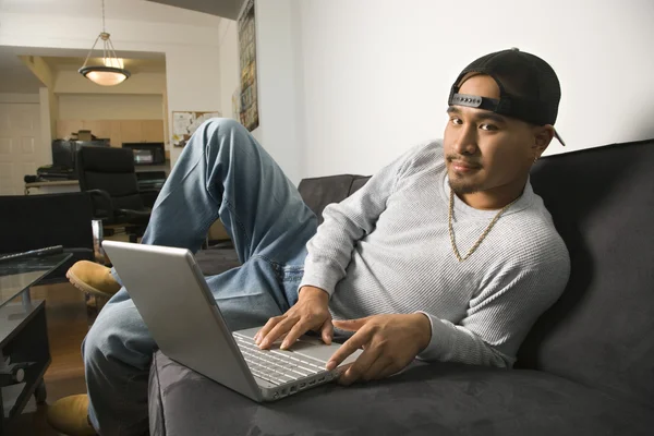 Homem digitando no laptop. — Fotografia de Stock