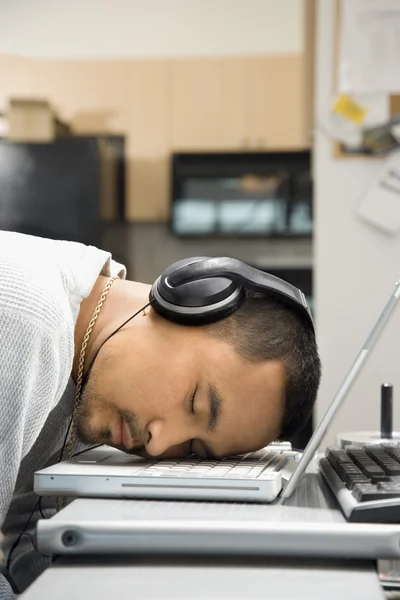 Man sover på laptop. — Stockfoto