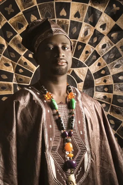 Mladý Američan Afričana muž v tradiční africké oděvy — Stock fotografie