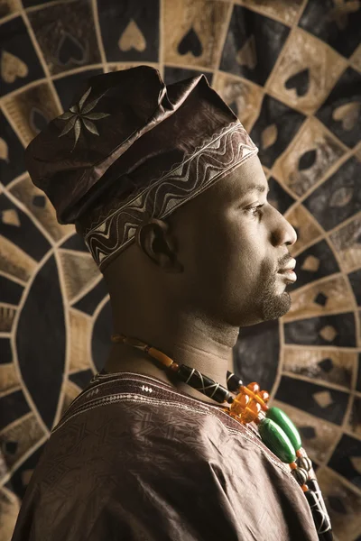Joven hombre afroamericano en ropa africana tradicional —  Fotos de Stock