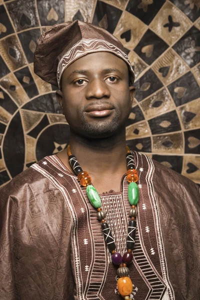 Mladý Američan Afričana muž v tradiční africké oděvy — Stock fotografie