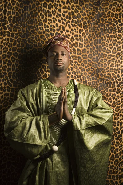Afrikai a ruhát viselő ember. — Stock Fotó