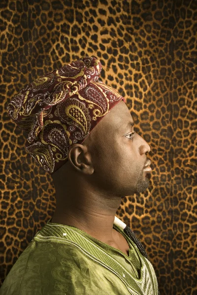 Junger afrikanisch-amerikanischer Mann in traditioneller afrikanischer Kleidung — Stockfoto