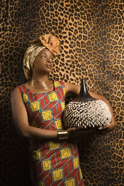 Dua ve geleneksel Afrika elbise giyen genç bir Afrikalı-Amerikalı kadın — Stok fotoğraf