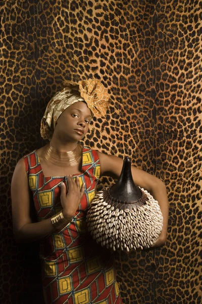 Νεαρός αφρικανική αμερικανική γυναίκα σε παραδοσιακές φορεσιές της Αφρικής — Φωτογραφία Αρχείου