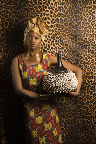 Młody african american kobieta w tradycyjny strój afrykański — Zdjęcie stockowe
