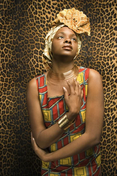 Jeune femme afro-américaine en robe africaine traditionnelle — Photo