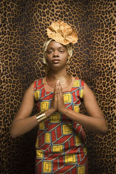 Νεαρός αφρικανική αμερικανική γυναίκα προσεύχεται και φορώντας παραδοσιακές φορεσιές της Αφρικής — Φωτογραφία Αρχείου