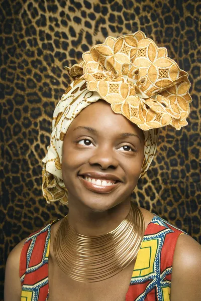 Χαμογελαστός νεαρός αφρικανική αμερικανική γυναίκα σε παραδοσιακές φορεσιές της Αφρικής — Φωτογραφία Αρχείου