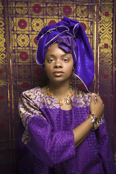 Νεαρός αφρικανική αμερικανική γυναίκα σε παραδοσιακές φορεσιές της Αφρικής — Φωτογραφία Αρχείου